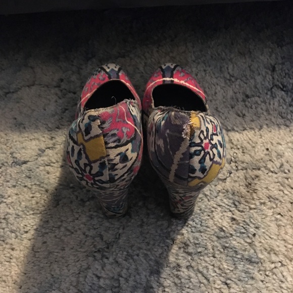 Steve Madden Tribal Print Wedge Heels - Picture 3 of 4